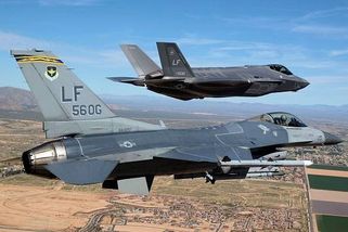 Stíhačky pro Česko? K letounům F-35 je výhodné provozovat F-16 či gripeny