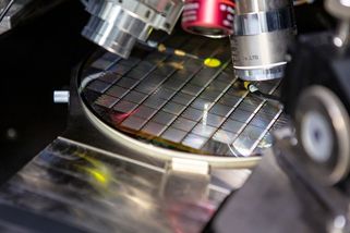 Evropská komise schválila stovky milionů eur na rozšíření firmy Onsemi v Česku - Seznam Zprávy