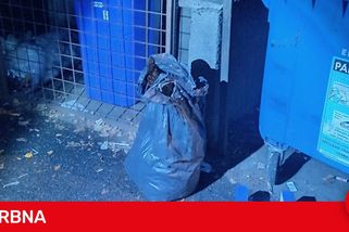 Žena v Prostějově pohodila oblečení ke kontejneru. Zaplatí pokutu i za to, že neměla občanku