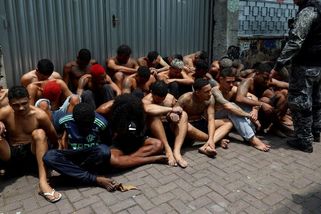 Fotky: Do favel vtrhly tisíce policistů, po razii zůstaly desítky mrtvých - Seznam Zprávy