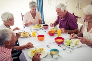 Zdraží sociální služby, pobyt i jídlo v domovech pro seniory, plánuje ministerstvo práce - Novinky