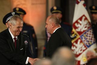 Skrytý dar zbrojaře Strnada: Milion poslal Zemanovi přes autozastavárnu - Seznam Zprávy