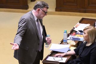 Nebude na důchody, školy a dálnice. V rozpočtu chybí 100 miliard