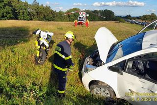 Mladá motorkářka při nehodě na Plzeňsku prolétla bočním oknem dovnitř auta - Novinky