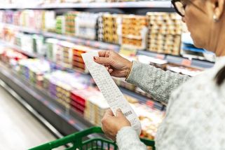 V obchodech si připlatíme. Ceny vajec, masa i ovoce rostou do nebes
