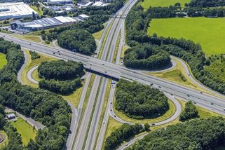 Na německé dálnici A45 se našly useknuté ruce ženy. Stopa vede k uprchlické ubytovně - Novinky