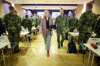 Černochová vmetla veliteli prázdné židle, ten vyzval k přípravě na boj s Ruskem