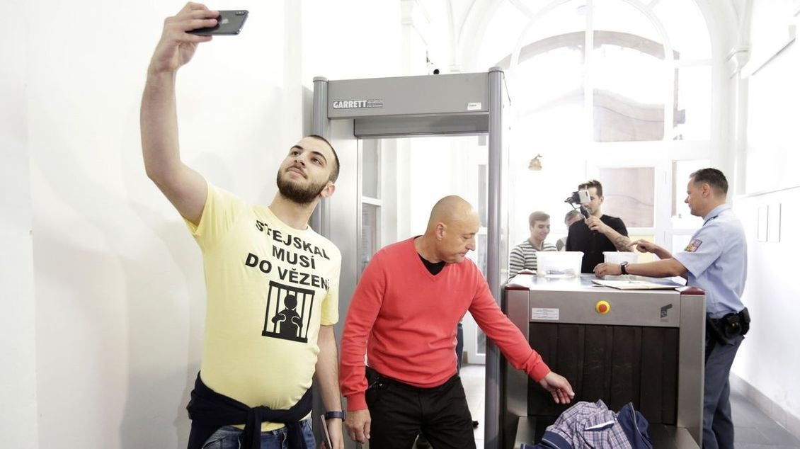 Pornoaféra poslance Rajchla: Muž, který odhalil videa, dluží a popírá příjmy - Seznam Zprávy