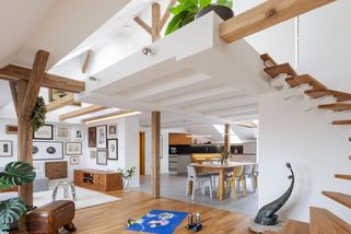 Rekonstrukce podkroví jako splněný sen. Z temného bytu vznikl vzdušný prostor s původními trámy - Proženy.cz