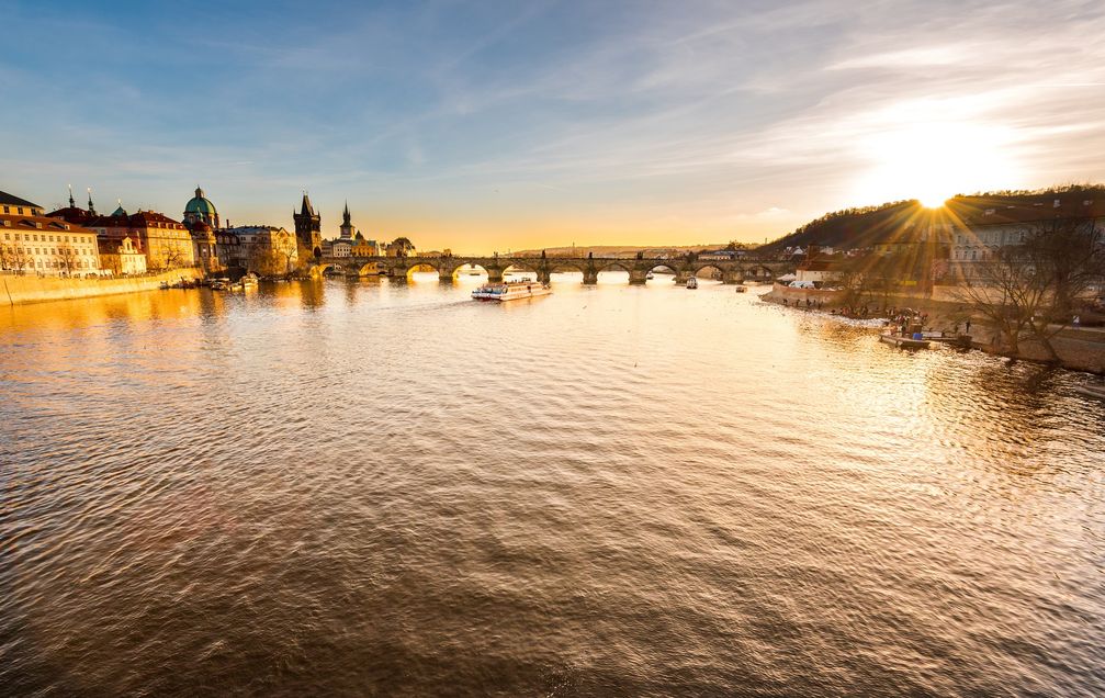Průměrné měsíční doby slunečního svitu ve vybraných lokalitách ČR