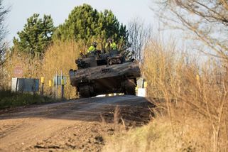 Vojáci se v nich třásli a zvraceli. Britská armáda zakázala užívání vozů Ajax - Seznam Zprávy