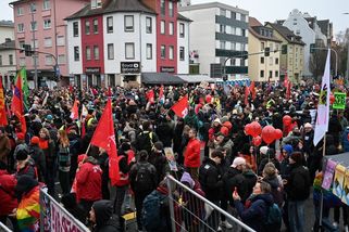 Tisíce lidí protestují v Giessenu proti ustavujícímu sjezdu mládeže AfD - Seznam Zprávy