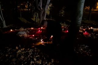 Zdevastovaný německý hřbitov o Dušičkách ožil, Češi zapalovali svíčky neznámým předkům ze Sudet - Novinky