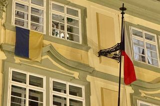 Okamura neokamura. Ukrajinská vlajka se na budovu Sněmovny rychle vrátila, visí tam teď tři - Novinky