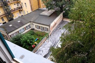 Dům obklíčen domy. Spor o třípatrovou „přístavbu“ ve vnitrobloku na Vinohradech - Seznam Zprávy