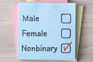 Nebinární osoby existují. Mají vlastní vlajku i toalety