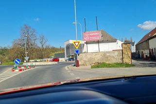 Nesmysl na českých silnicích - kruhový objezd, který ale není kruhový objezd - Médium.cz