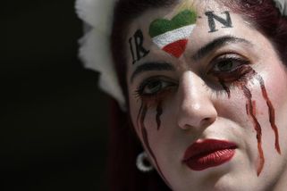 Obrazem: Křižáci i bojovnice za práva žen v Íránu, takhle se fandí v Kataru - Seznam Zprávy