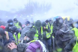 Proti akci AfD v Gießenu demonstruje až padesát tisíc lidí. Policie použila vodní děla - Novinky