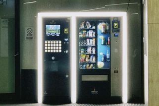 Automaty na „rakovinu“ na školách. Ultra zpracované pochutiny mají děti vždy na dosah - Médium.cz