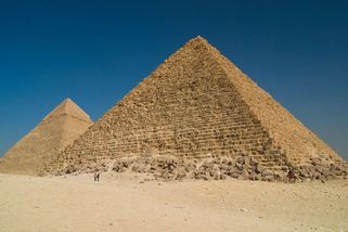 Tři Španělé se fotili nazí u Cheopsovy pyramidy, hrozí jim měsíční vězení - Novinky