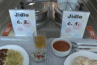 Pražská škola zachraňuje nesnědené obědy ze své jídelny. Pomáhají lidem v nouzi