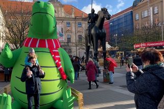 Toto nejsou brněnské Vánoce. Nafukovací krokodýl a hrnek v centru budí rozpory - Novinky