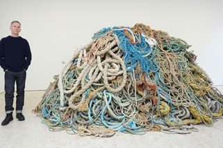 Hromady zpuchřelých lan. Britský tvůrce si cení dílo na desítky milionů - Novinky