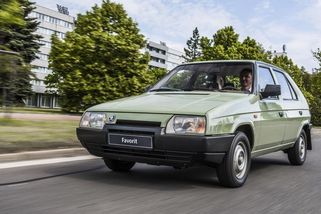 V hlavní roli Kateřina Brožová: Škoda kdysi na Favorit lákala zákazníky reklamou, která by dnes neprošla - Garáž.cz