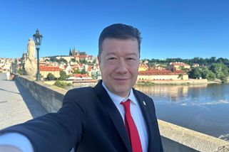 Okamura nabízí smíření pod zdviženou pravicí