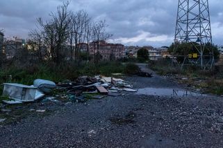 Skupina migrantů znásilnila v Římě mladou dívku. Snoubence donutili se dívat