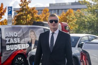 Soudní znalec o Turkově oblíbeném čísle 88 i jeho pravé paži. Co říká na vyvěšování vlajek Palestiny?