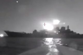 Ukrajinci zasáhli dva ropné tankery, které vydělávají Moskvě peníze na válku