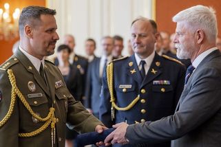 Generál Hyťha po napadení v baru přišel o prověrku. Převeleli ho jinam - Seznam Zprávy