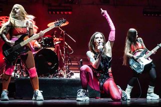 Moderní ukrajinská opera spojuje folklor, kabaret, válku i nahotu. Inscenace Gaia 24 tematizuje zničení Kachovské přehrady