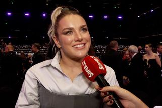 Ewa Farna utažená v korzetu a s šíleným účesem: Vlasy místo liftingu!