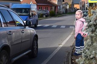 Makety školaček u silnic část řidičů děsí. Některé už nemají hlavy