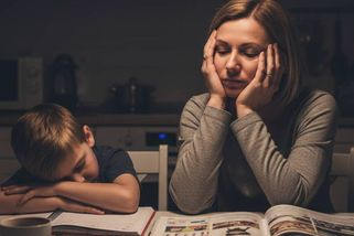 Místo večeře křik a slzy. České školství rozdáváním úkolů dává rodičům zabrat - Médium.cz