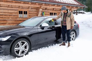 Za škrábání skel auta s nastartovaným motorem prý hrozí tučná pokuta - Garáž.cz