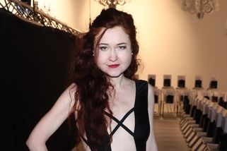 Režisérka Eva Toulová dorazila mezi lidi téměř nahá a se světýlky