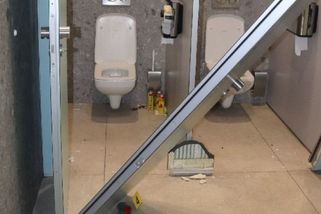 Muž na veřejném WC v Budapešti vdechoval plyn do zapalovače, výbuch rozmetal tři kabinky - Novinky