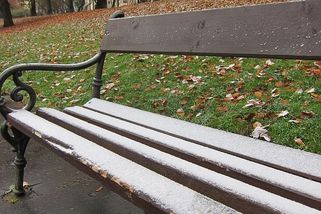 Muž v Jablonci nad Nisou volal o pomoc, sedl si na lavičku a už nemohl vstát - Novinky