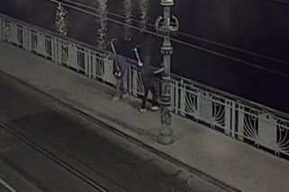 Jedenáct elektrokoloběžek letělo v Praze do Vltavy. Dvojici při házení zachytila kamera - Novinky