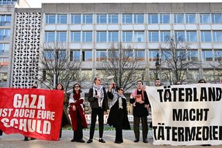 Propalestinští aktivisté obsadili v Berlíně vestibul veřejnoprávní televize ZDF - Novinky