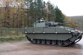 Někteří zvraceli, jiní se třásli. Britským vojákům bylo v obrněných vozech Ajax špatně - Novinky