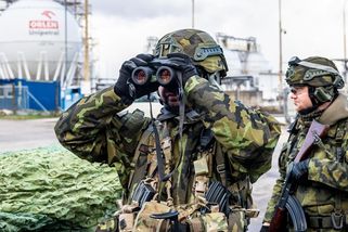 V rafinériích budou cvičit vojáci, lidé v jejich okolí mají počítat s pohybem armády - Novinky