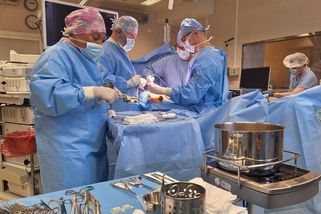 Hudba proti stresu. Indičtí vědci pouští skladby na operačním sále, mají uklidnit pacienty