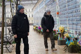 Anděl Páně na Ukrajině: Herci Trojan a Dvořák pro Novinky o setkáních s vojáky i americké zradě - Novinky