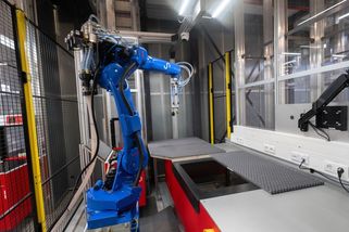 Sklad plný robotů vyřídí objednávku za půl hodiny. Rohlík zapojil AI - Seznam Zprávy