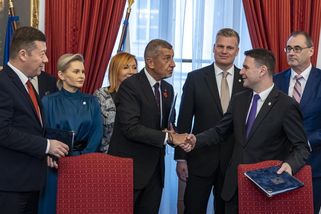 Platy politiků zase porostou, předvolební sliby ANO a SPD se rozplývají - Novinky